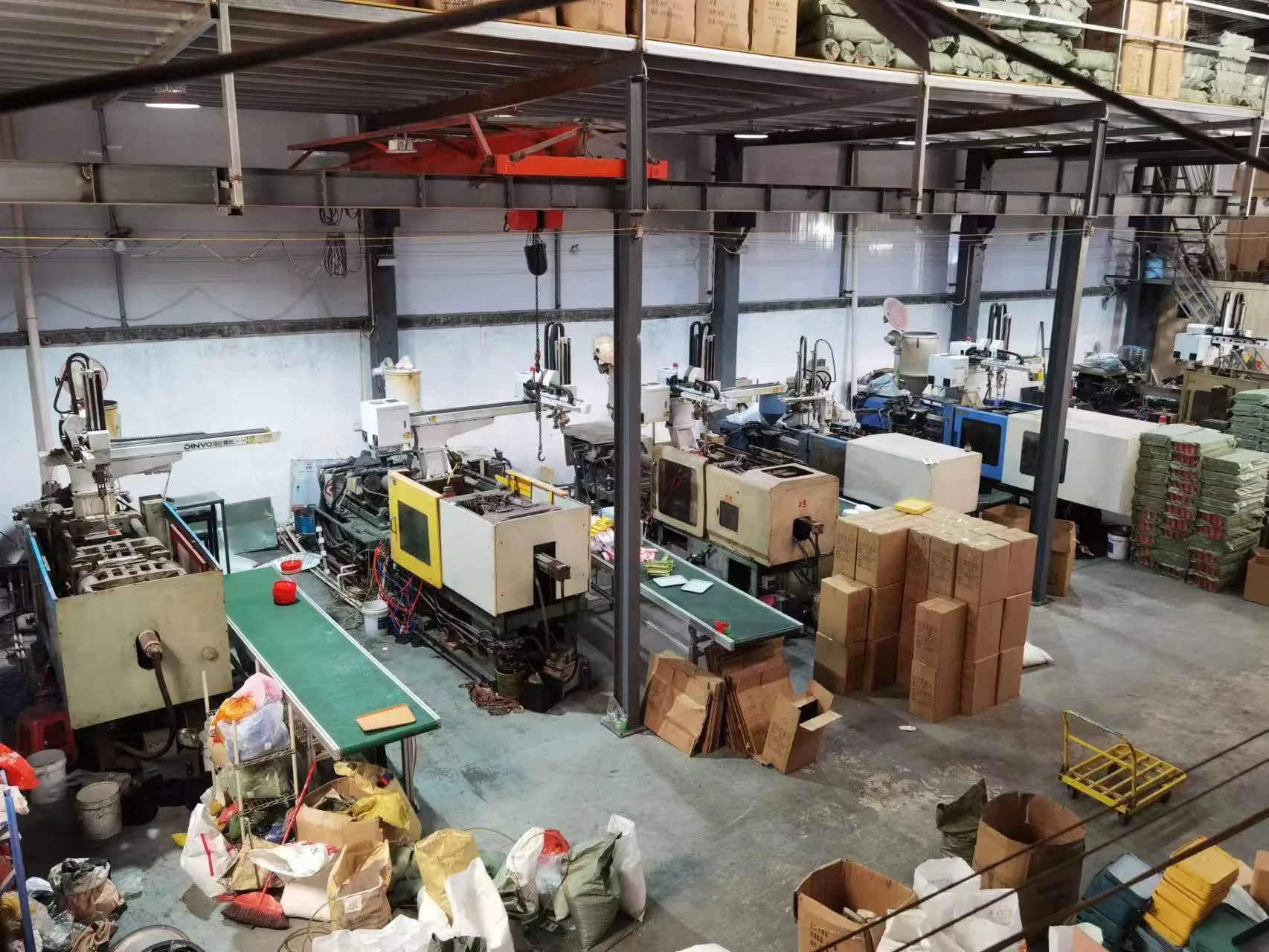 Naike injection molding production floor with material handling and packing areas